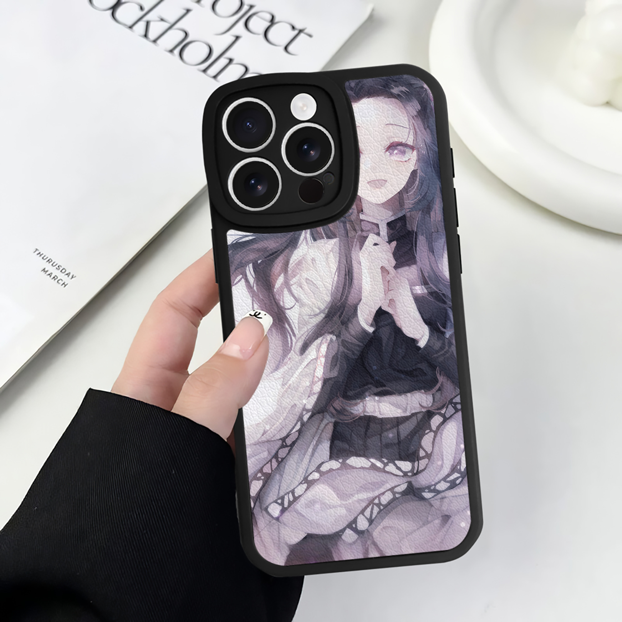 （画像用） 鬼滅の刃（きめつのやいば）蟲柱-胡蝶 しのぶ／こちょう しのぶ Kochou Shinobu 【iPhone 16シリーズ対応】シリコンスマホケース（レザー調） 材質：シリコン